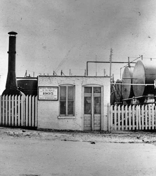 The world’s first dedicated gas station. St. Louis, Missouri – 1905 First gas station in St. Louis, “east side of Theresa Street just south of Market.” Photograph, 1939.