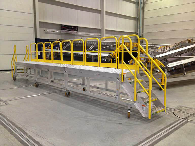 Rolling platform and stairs for aviation