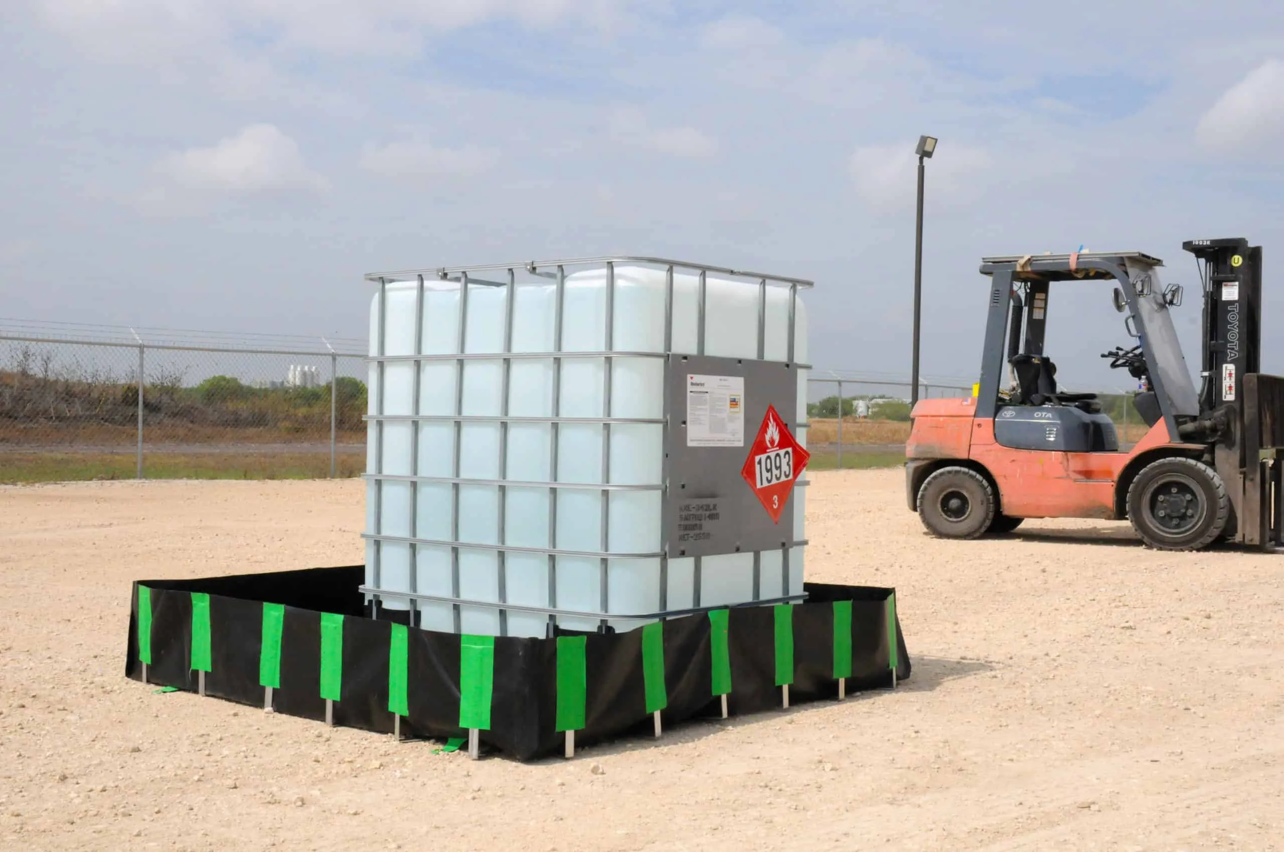 Economy spill berm with IBC unit