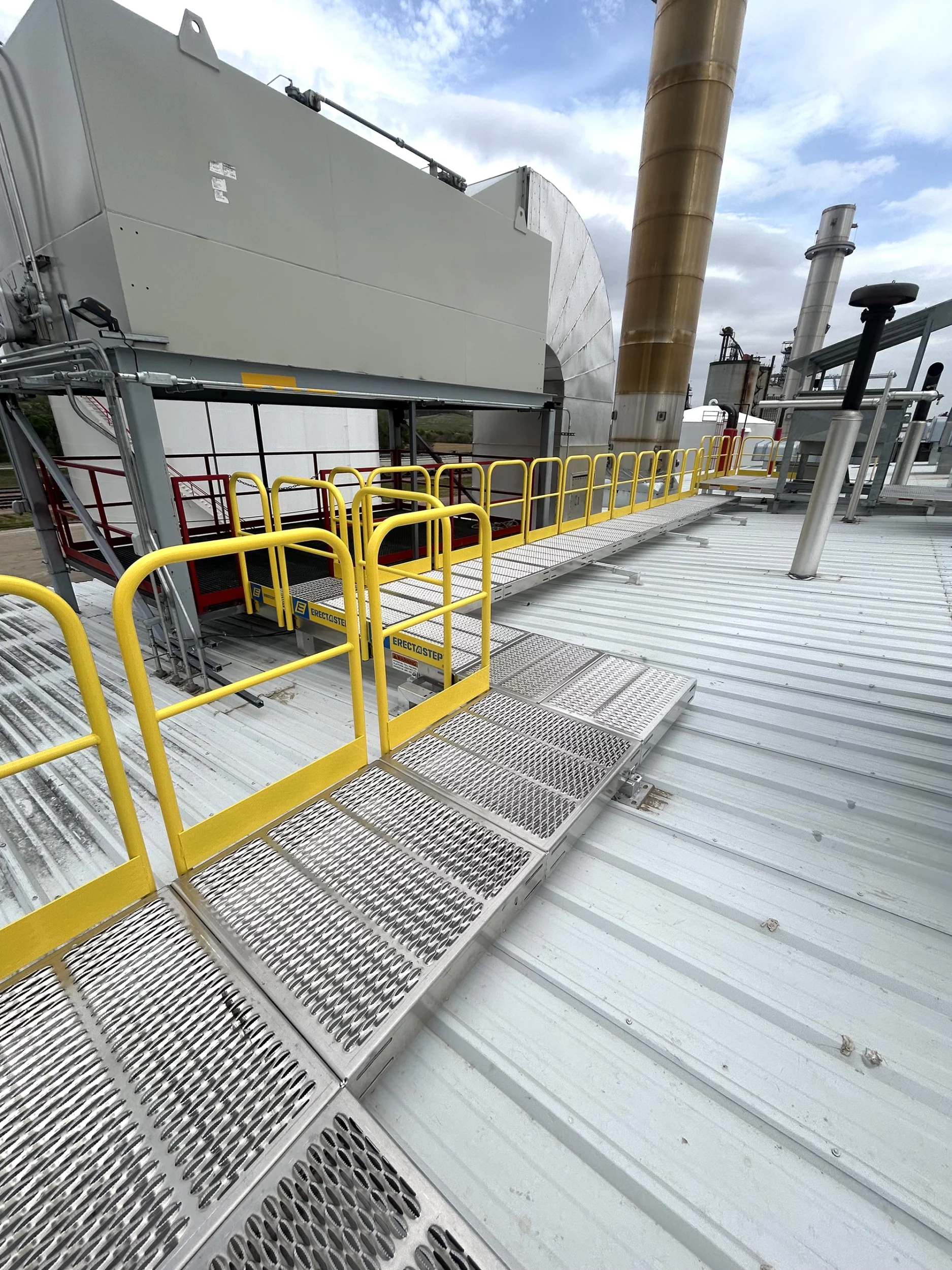 Safe Rooftop Access with Modular ErectaStep Platforms