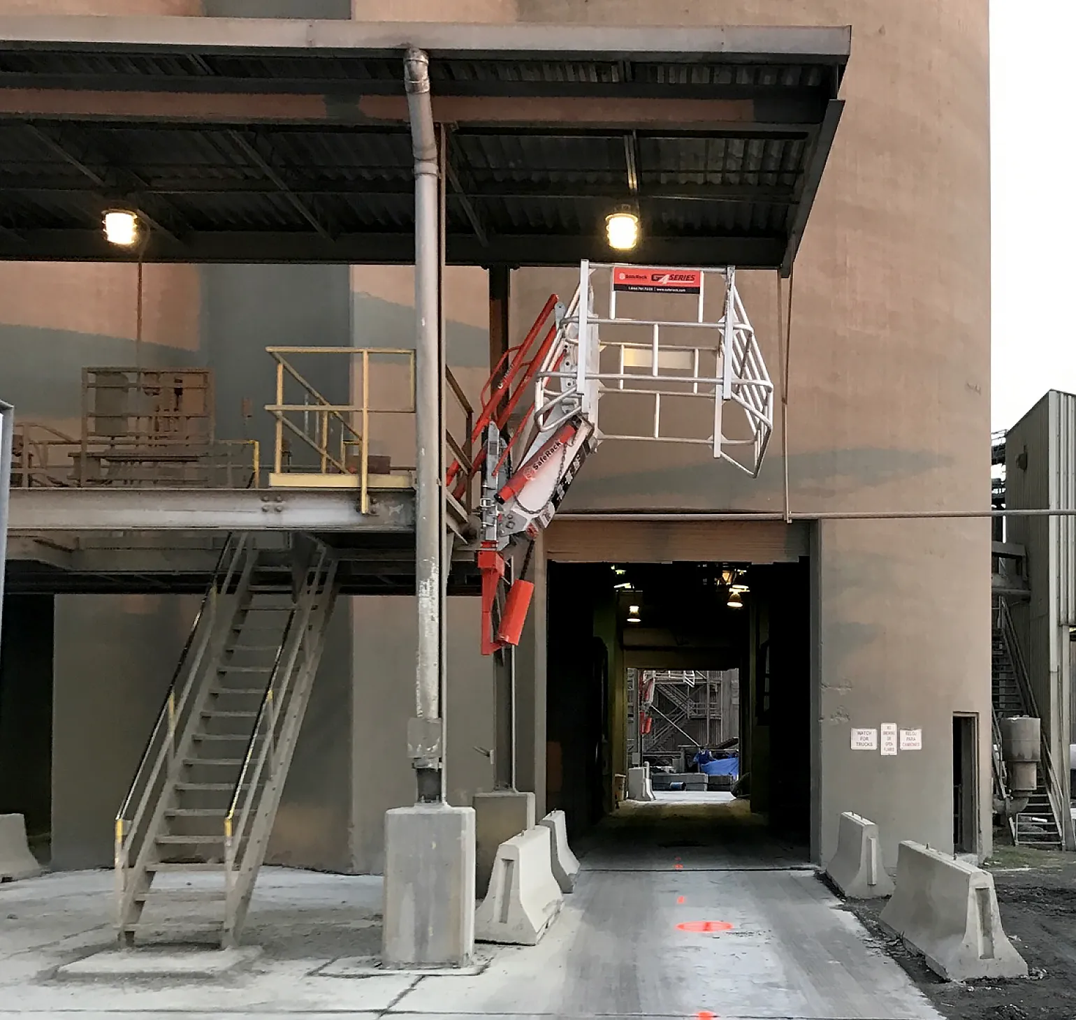 Pneumatic-trailer-hatching-station-gangway