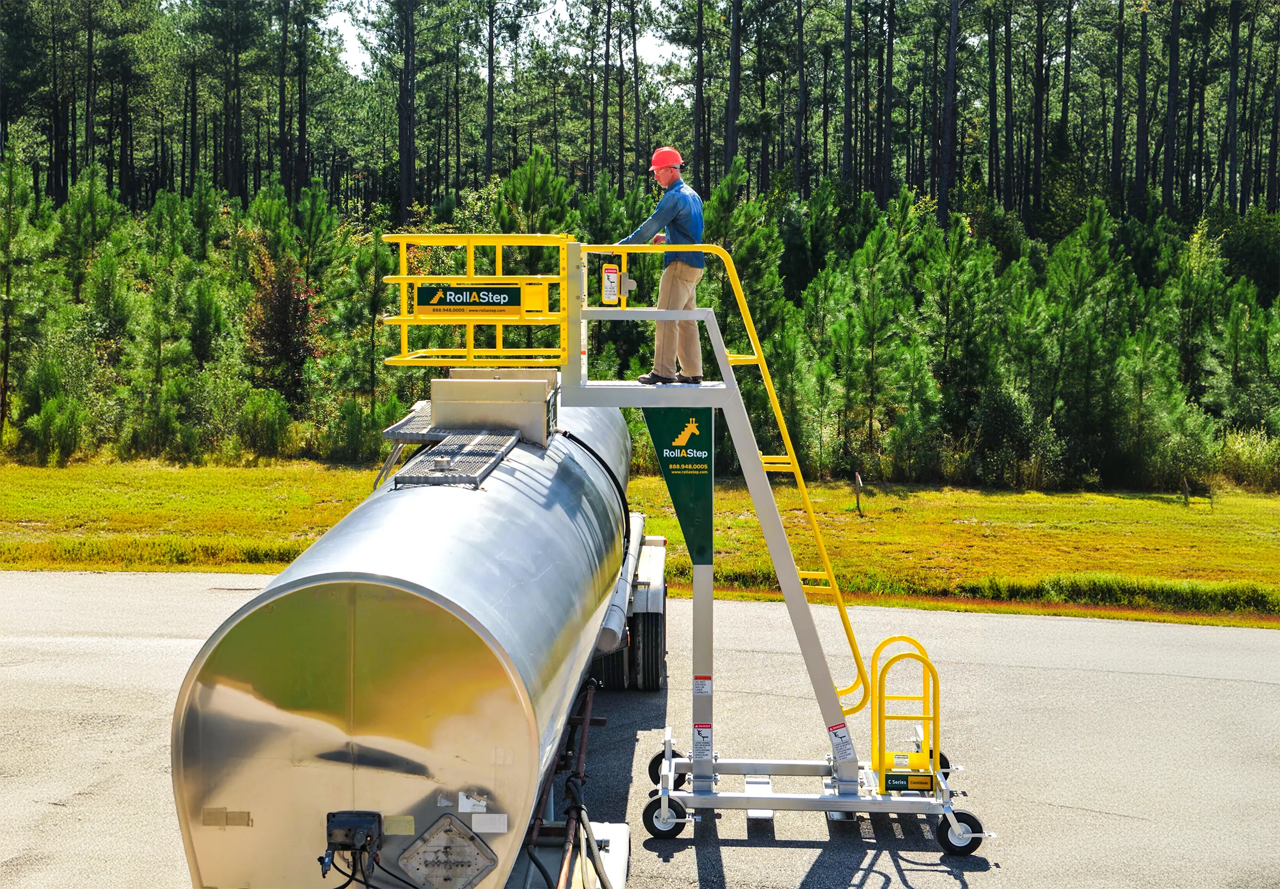 mobile-ladder-tank-truck-access-c-series-in-use